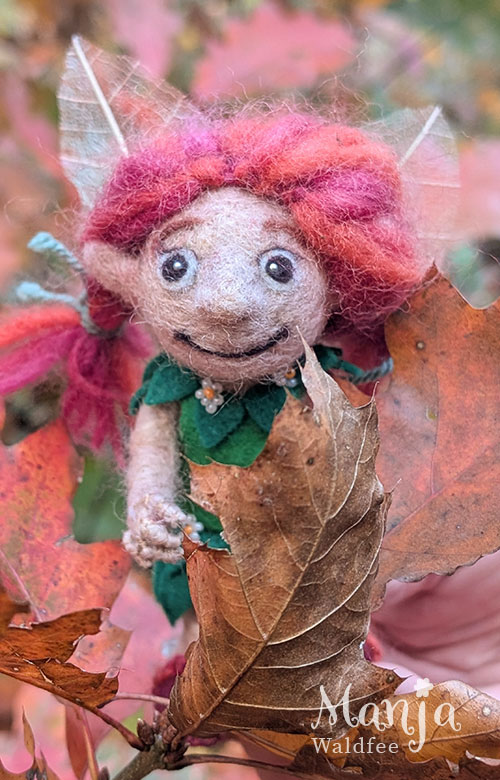 Manja spielt im Herbstwald